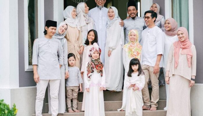 3 Formasi Pose Foto Keluarga Saat Lebaran, Terbaik!