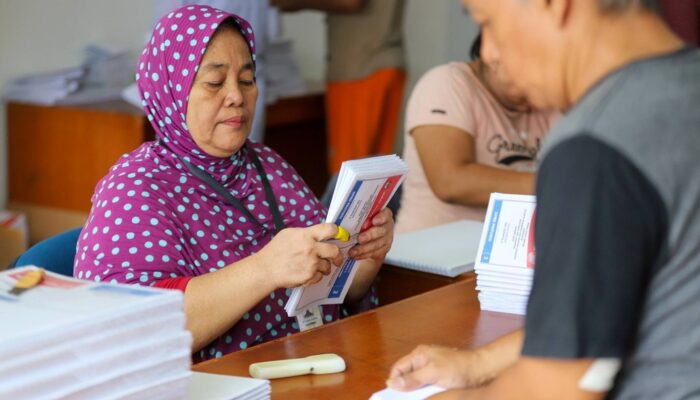 Foto: Pelipatan Surat Suara Pemilu 2024 di KPU Jakarta Utara