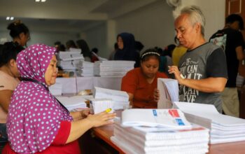 Foto Pelipatan Surat Suara Pemilu 2024 di KPU Jakarta Utara 2