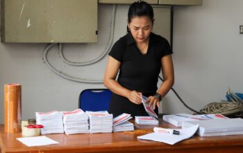 Foto Pelipatan Surat Suara Pemilu 2024 di KPU Jakarta Utara 5