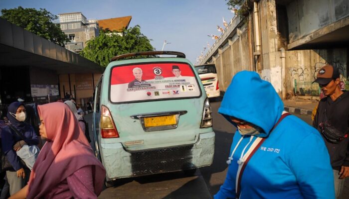 Foto: Ragam Alat Peraga Kampanye di Angkutan Umum Jelang Pemilu