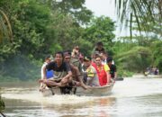 Di Dampingi Kapolres Rohul, Bupati Sukiman Salurkan Bantuan Banjir Di Desa Sontang