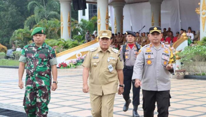 Kapolres Rohul Dampingi Bupati Di Apel Akbar Linmas Pasukan Pengamanan TPS Pemilu 2024