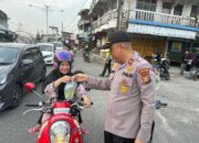 Personil Polsek Rambah Bagikan Takjil Gratis Pada Masyarakat Pengguna Jalan