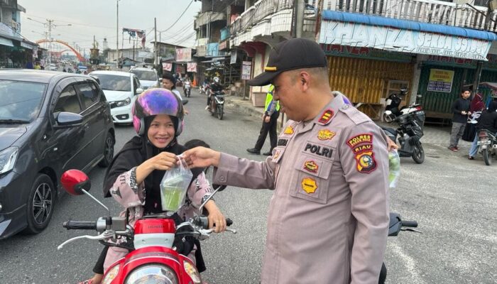 Personil Polsek Rambah Bagikan Takjil Gratis Pada Masyarakat Pengguna Jalan