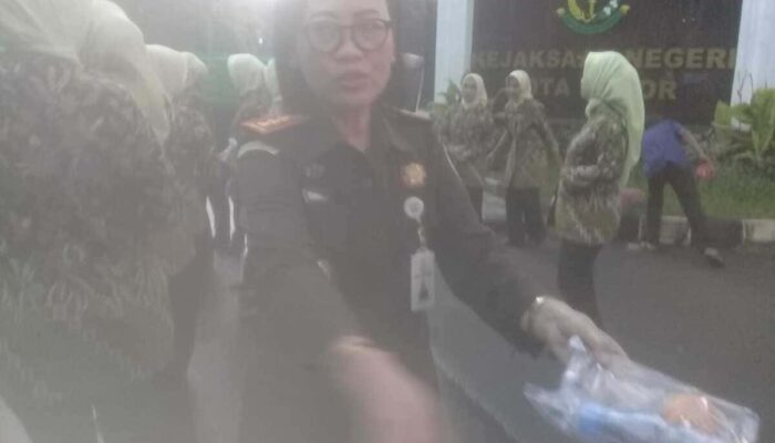 Kejari Bogor Bagikan Sembako Pada Tukang Becak Dan Takjil Bagi Pengendara