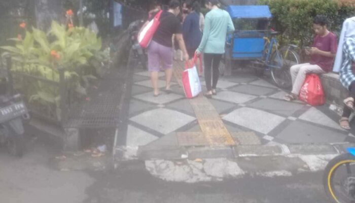 Jelang Lebaran Presiden Jokowi Tebar Sembako Depan Balaikota Bogor