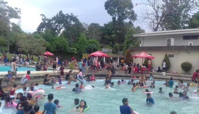 Libur Lebaran Kolam Renang Mila Kencana Dipadati Pengunjung