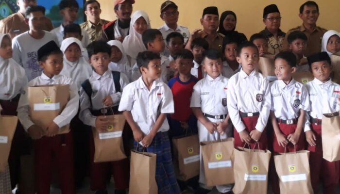 Pemerintah Desa Bojong Baru Salurkan Bantuan  Bagi Anak Kurang Mampu dan Berprestasi